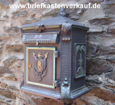 nostalgischer Gussbriefkasten mit Wappen