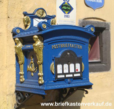historischer Postbriefkasten goldverziert